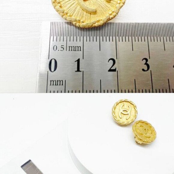 CHANEL CC Logos Round Clip-On Earrings Gold Tone 95P Auth w/Box D-e1096 - Picture 7 of 7